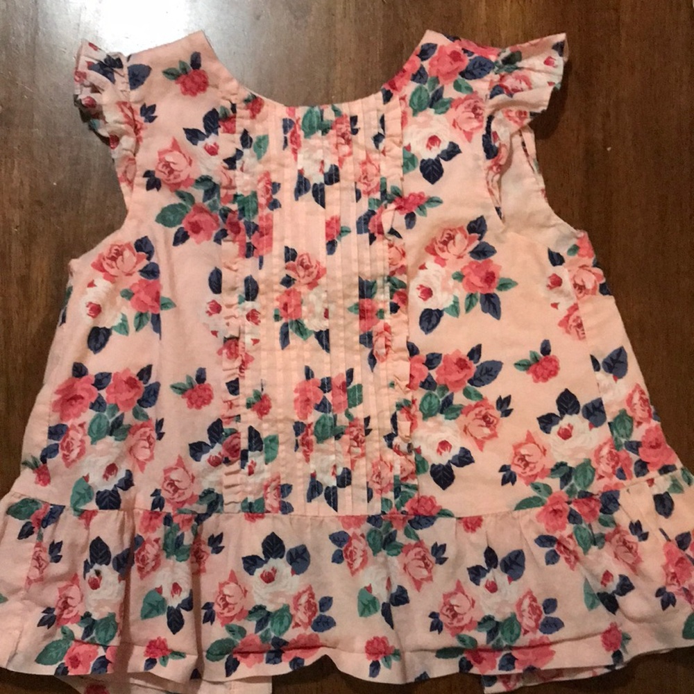 Beautiful floral top with buttons in the back